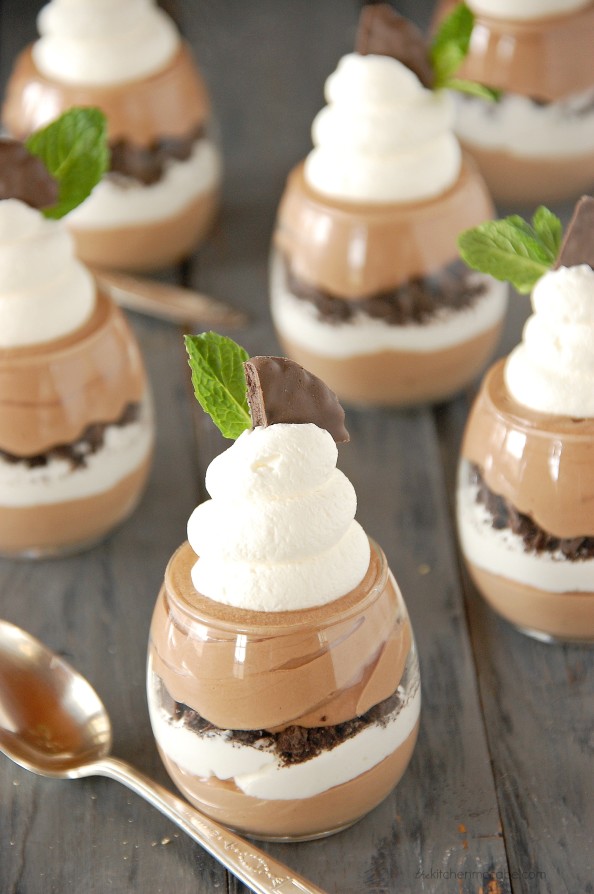mint chocolate mousse parfaits with cookies and mint cream 3