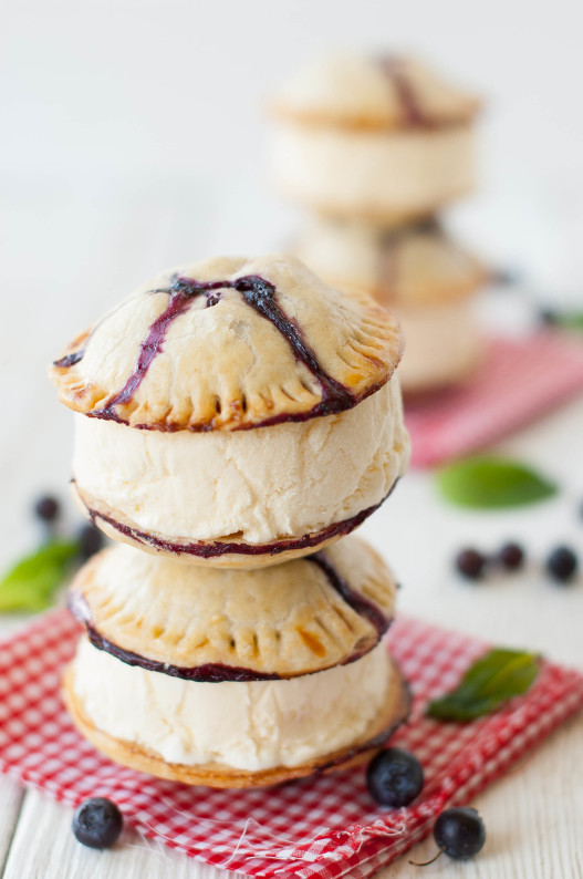 Individual Blueberry Pie Ice Cream Sandwich Bites l Homemade Recipes http://homemaderecipes.com/holiday-event/24-recipes-for-blueberry-pie-day