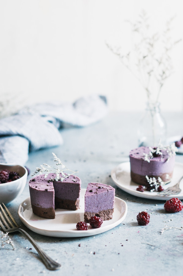 Speckled Brownie Bottomed Blackberry Mousse Cakes (vegan, raw, gluten dairy & refined sugar free)