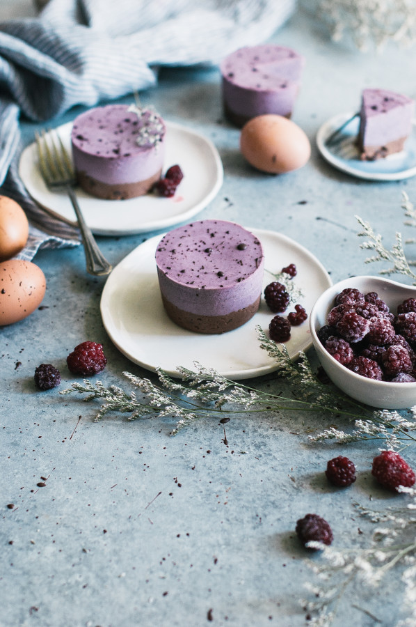 Speckled Brownie Bottomed Blackberry Mousse Cakes (vegan, raw, gluten dairy & refined sugar free)